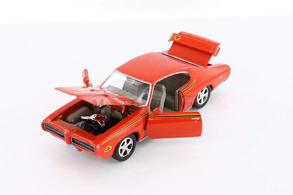 Showcasts 1969 Pontiac GTO Judge Hardtop Diecast Car Set - Box of 4 1/24 Scale Diecast Model Cars, Assorted Colors