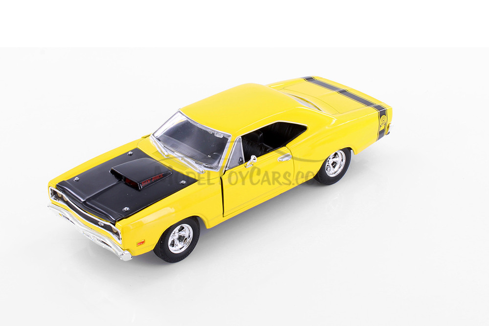 Showcasts 1969 Dodge Coronet Super Bee Hardtop Diecast Car Set - Box of 4 1/24 Scale Diecast Model Cars, Assorted Colors