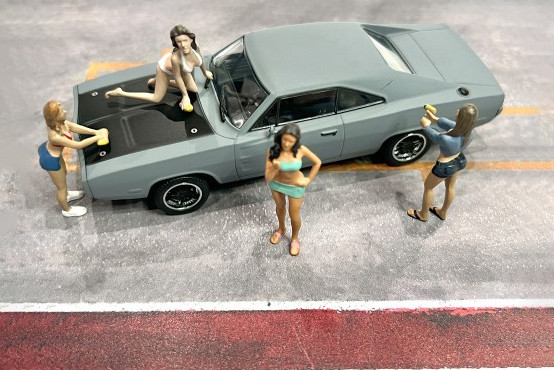 Car Wash Girls Set 2 (Jessica & Jennifer) - American Diorama 38356 - 1/43 Scale Figurine Accessory