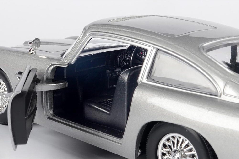 Aston Martin DB5, James Bond 