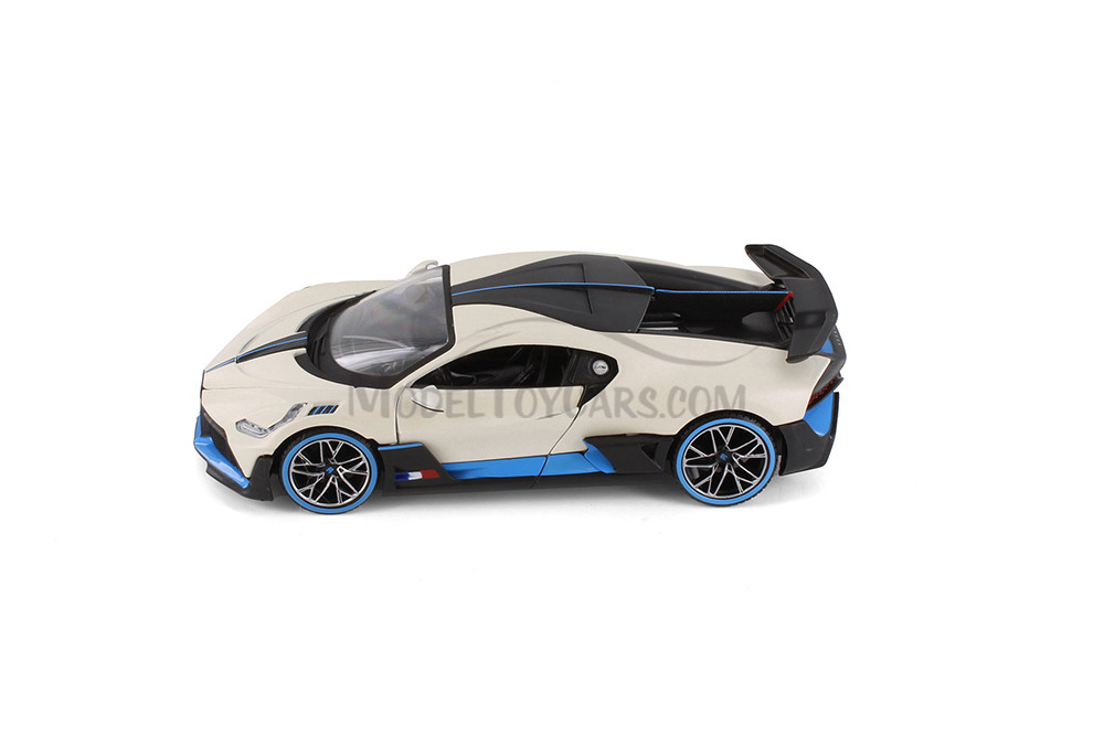 2019 Bugatti DIVO, White - Showcasts 34526 - 1/24 Scale Diecast Model Toy Car (1 Car, No Box)