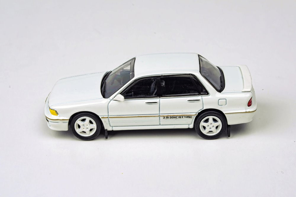 Mitsubishi Galant VR-4 LHD, Sophia White - Paragon PA55106W - 1/64