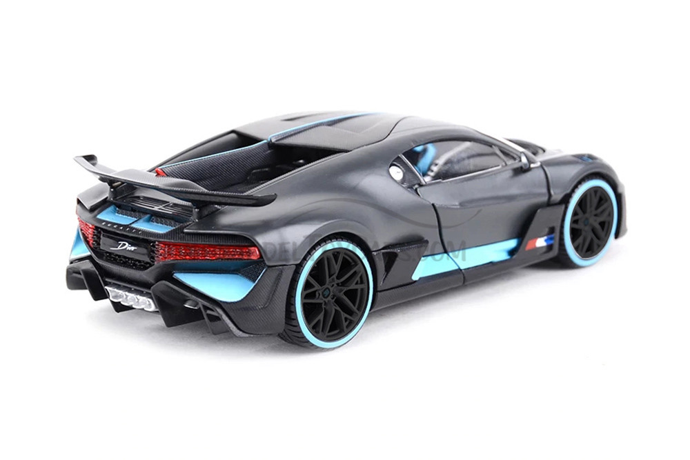 2019 Bugatti DIVO Hardtop, White & Gray - Showcasts 37526 - 1/24 Scale Set of 4 Diecast Model Cars