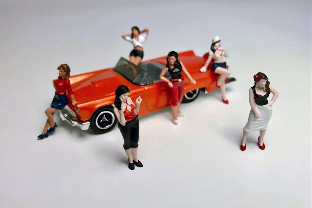 Pin-Up Girls Figure Set, Multi - American Diorama 76494MJ - 1/64 scale Figurine - Diorama Accessory