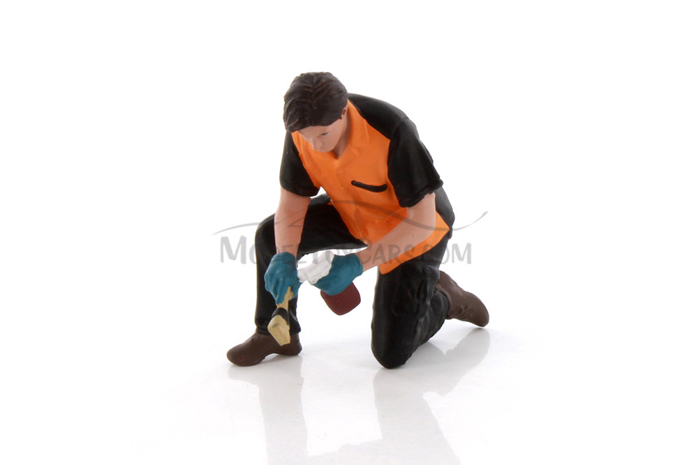 Detail Masters Figure 1 - Wheel Cleaning, Black /Orange - Showcasts AD-24601 - 1/24 Scale Figurine