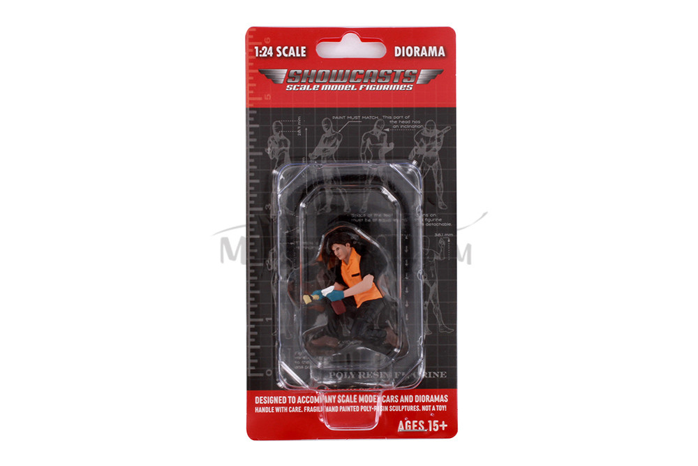 Detail Masters Figure 1 - Wheel Cleaning, Black /Orange - Showcasts AD-24601 - 1/24 Scale Figurine