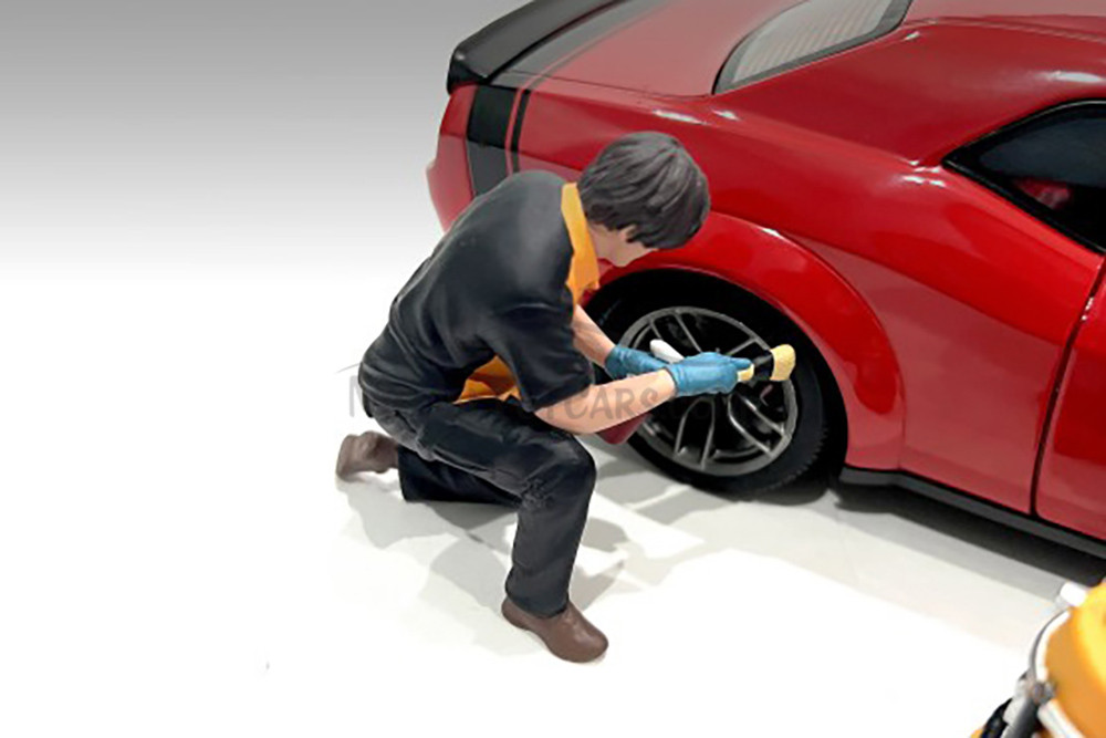 Detail Masters Figure 1 - Wheel Cleaning, Black /Orange - Showcasts AD-24601 - 1/24 Scale Figurine