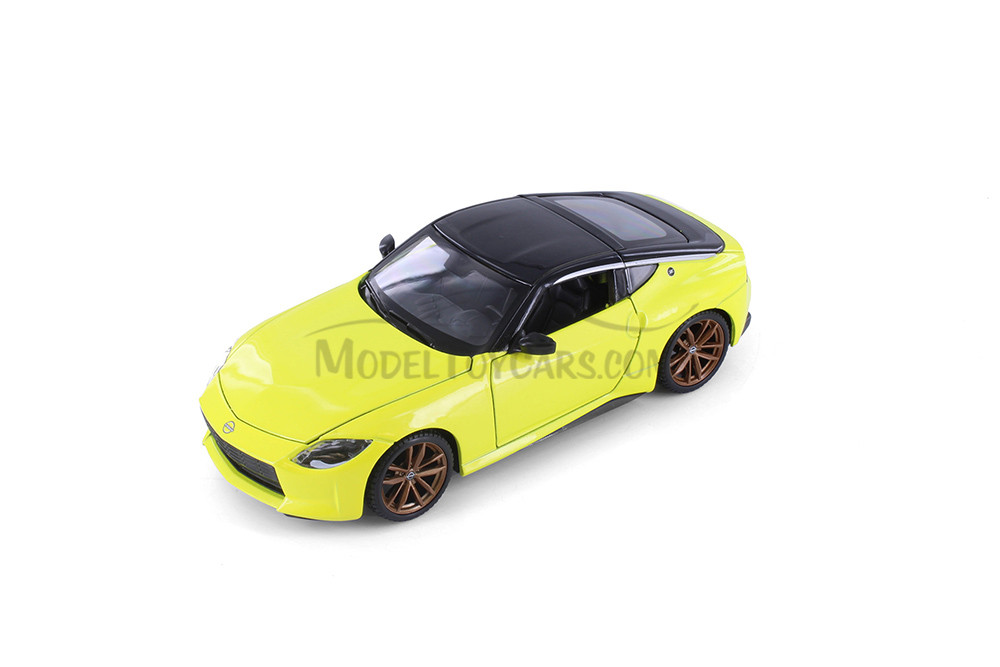 2023 Nissan Z, Yellow w/Black Roof - Showcasts 37904 - 1/24 Scale
