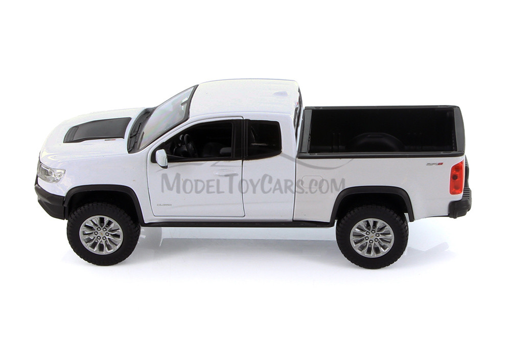 2017 Chevy Colorado ZR2 Pickup Truck, White - Showcasts 37517 - 1/27 Scale Diecast Model Toy Car (1 Car, No Box)