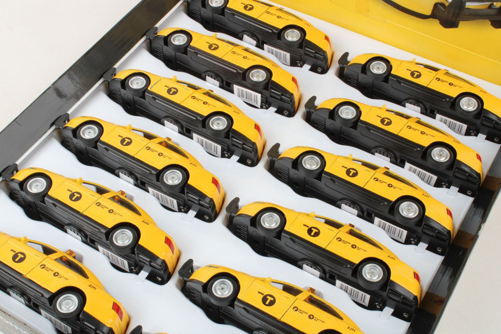 Box of 12 NYC Taxi Pullback, Yellow - Daron NY56421 - 1/37 Scale