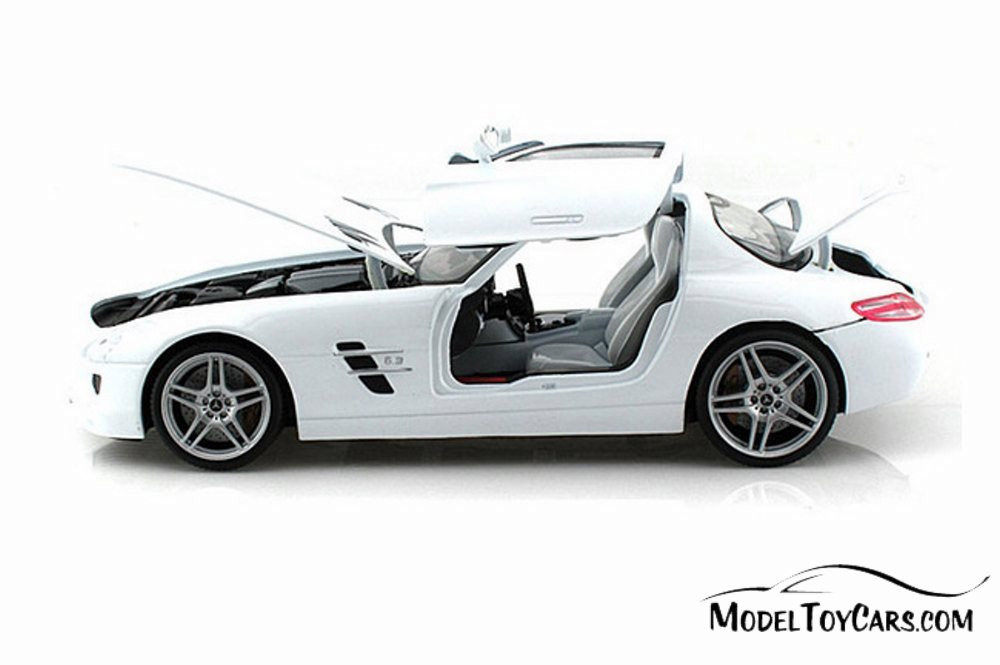 Mercedes- Benz SLS AMG Hard Top, White - Motormax 79162W - 1/18 scale Diecast Model Toy Car