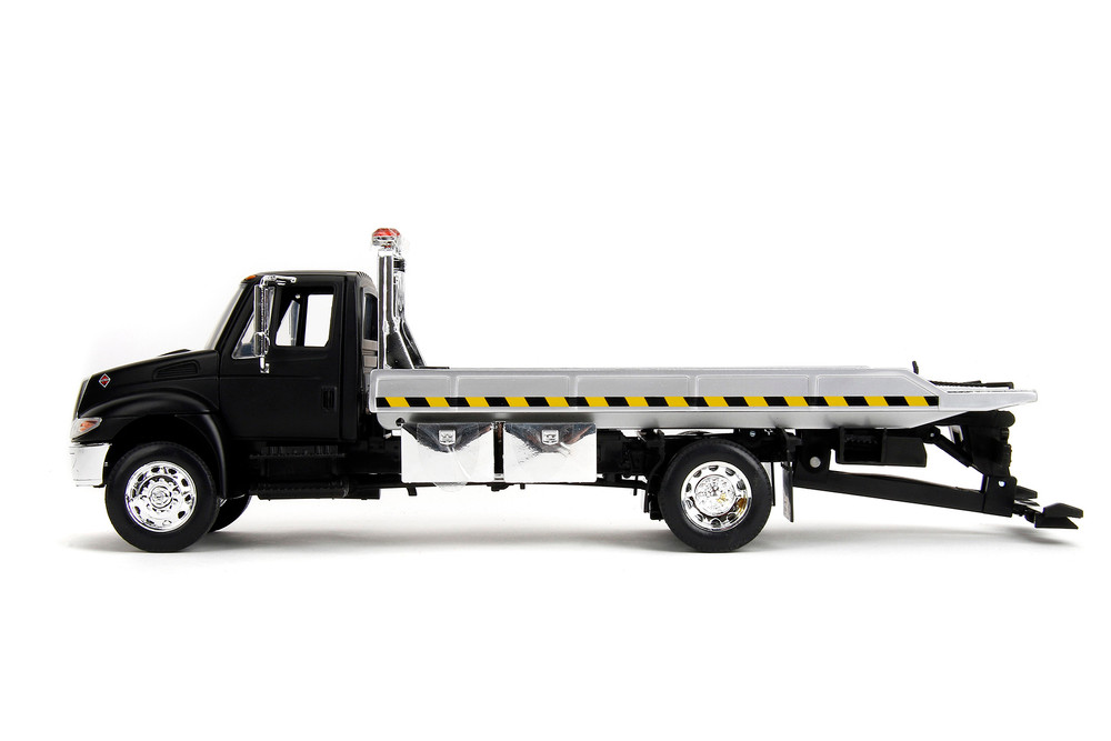 International DuraStar 4400 Flatbed Tow Truck, Black - Jada Toys