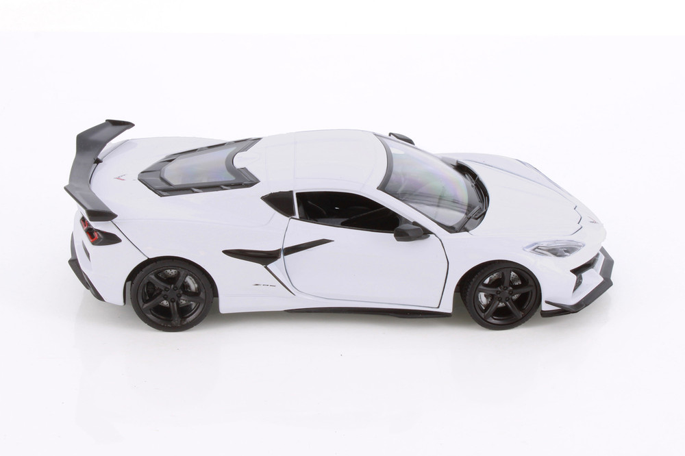 2023 Chevy Corvette Z06 Hardtop Sports Car, White - Welly 24120/4D - 1/24 Scale Diecast Model Toy Car