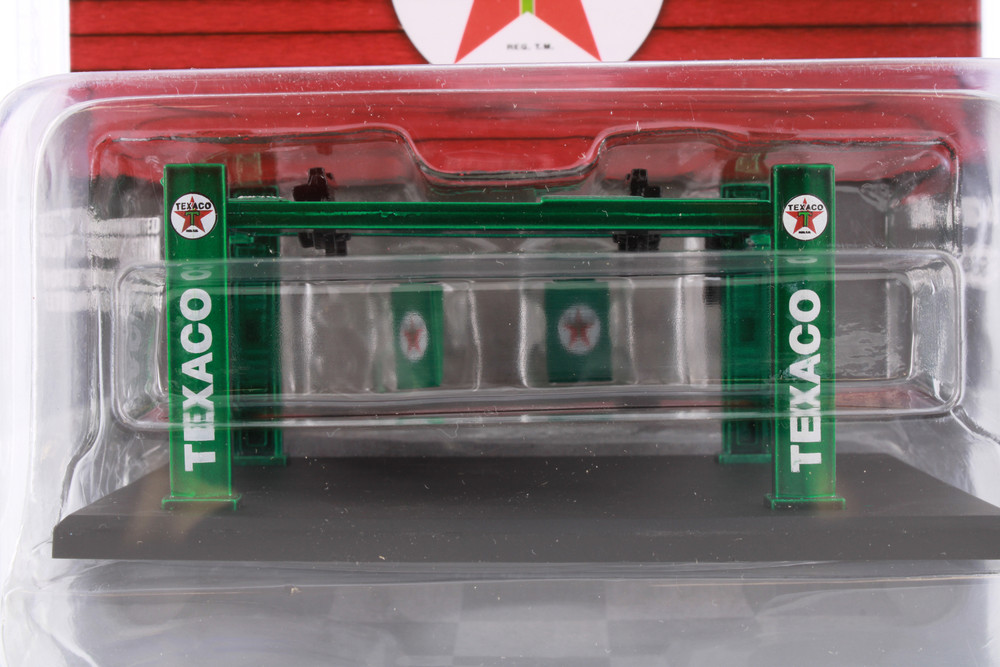 GREEN MACHINE Texaco Four-Post Lift, Green - Greenlight 16120B/48 - 1/64 scale Diecast Accessory