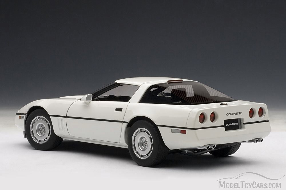 1986 Chevy Corvette, White - Auto Art 71243 - 1/18 Scale Diecast