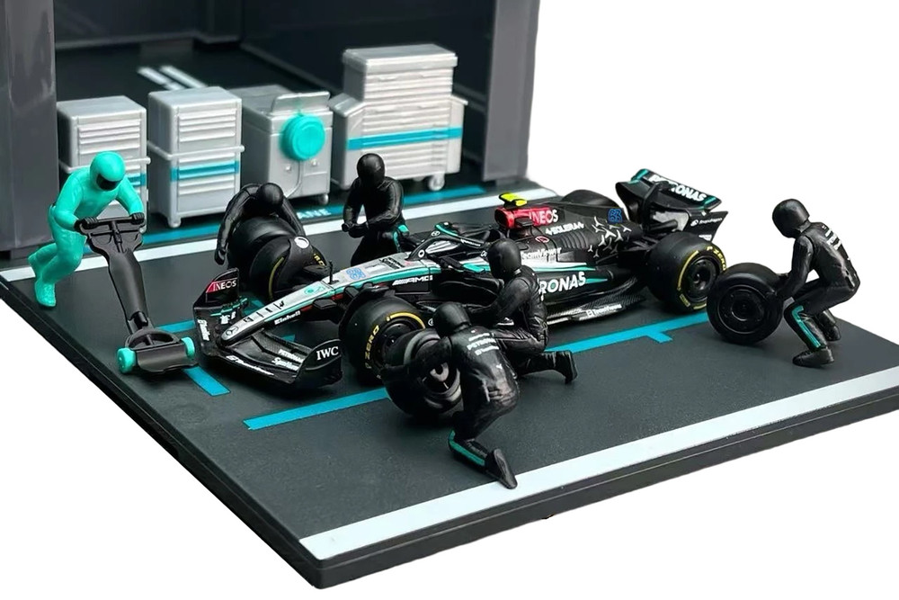 Mercedes-Benz AMG Petronas Diorama Set, #63 George Russell - Bburago 18-38452/63 - 1/43 Scale Diecast Model Toy Car