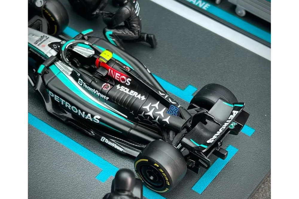 Mercedes-Benz AMG Petronas Diorama Set, #63 George Russell
