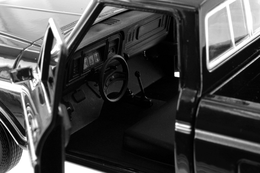 1979 Ford F-150 Custom Pickup Truck, Black - Showcasts 71346BK - 1/24 Scale Diecast Model Toy Car
