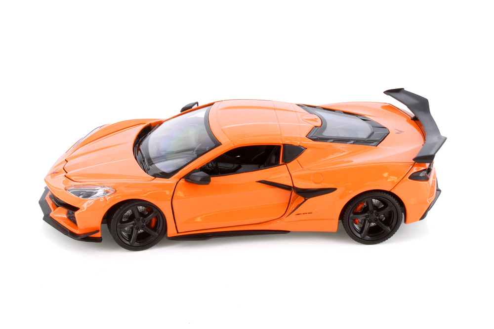 2023 Chevy Corvette Z06 Hardtop, Orange - Welly 24120WOR - 1/24 Scale Diecast Model Toy Car