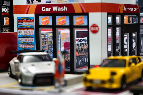 Japan Gas Station w/LED Lights and 2 Figure Set, ASSTD - American