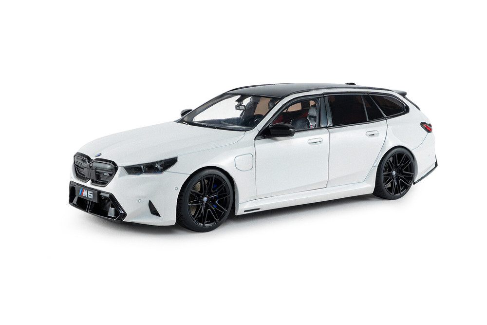 2025 BMW M5 Touring, Alpine White - Solido S1814802 - 1/18 Scale