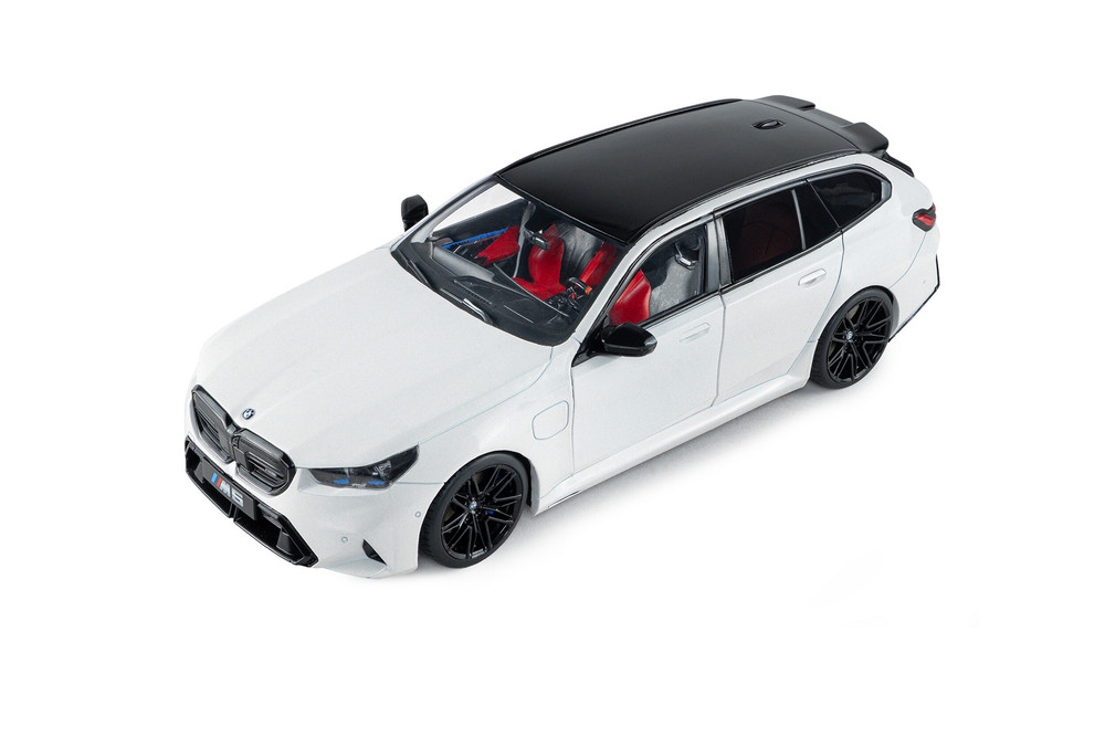 2025 BMW M5 Touring, Alpine White - Solido S1814802 - 1/18 Scale