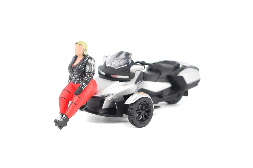 Can-Am Spyder RT 3-Wheel Motorcycle w/Standing Rider, Hyper Silver - Diecast Masters 60016 - 1/32 Scale Diecast Model Toy Bike