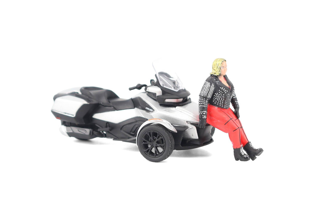 Can-Am Spyder RT 3-Wheel Motorcycle w/Standing Rider, Hyper Silver - Diecast Masters 60016 - 1/32 Scale Diecast Model Toy Bike