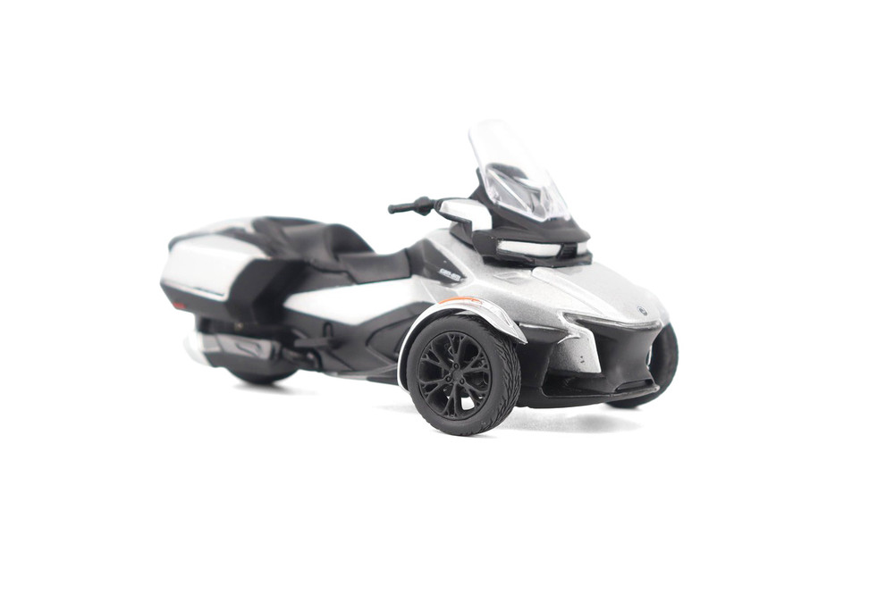 Can-Am Spyder RT 3-Wheel Motorcycle w/Standing Rider, Hyper Silver - Diecast Masters 60016 - 1/32 Scale Diecast Model Toy Bike