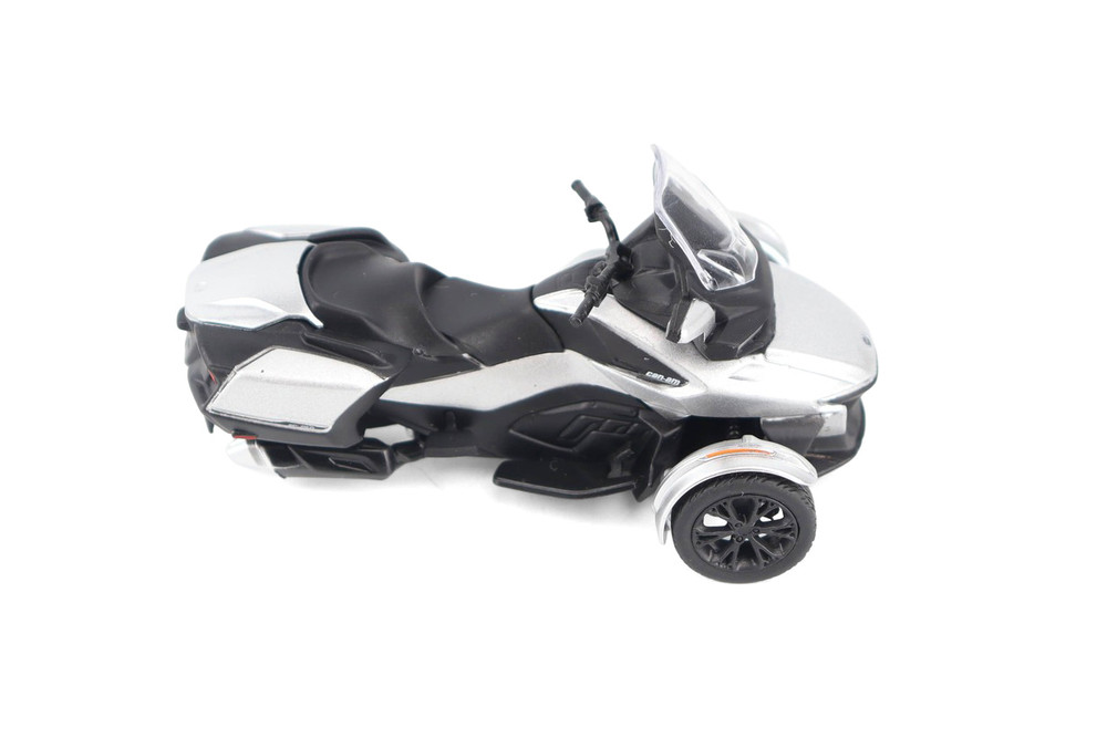 Can-Am Spyder RT 3-Wheel Motorcycle w/Standing Rider, Hyper Silver - Diecast Masters 60016 - 1/32 Scale Diecast Model Toy Bike