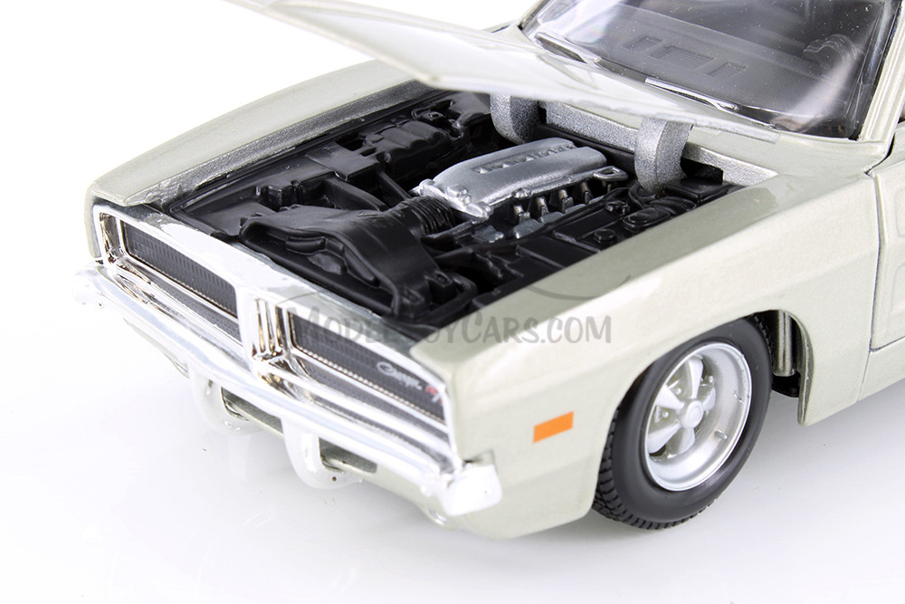 1969 Dodge Charger R/T, Champagne Silver - Maisto 31256 - 1/25 Scale Diecast Model Toy Car
