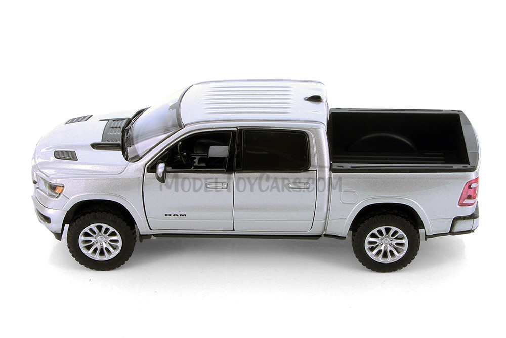 2019 Dodge Ram 1500 Crew Cab Laramie Pickup Truck, Silver - Showcasts 79357SV - 1/24 Diecast Car