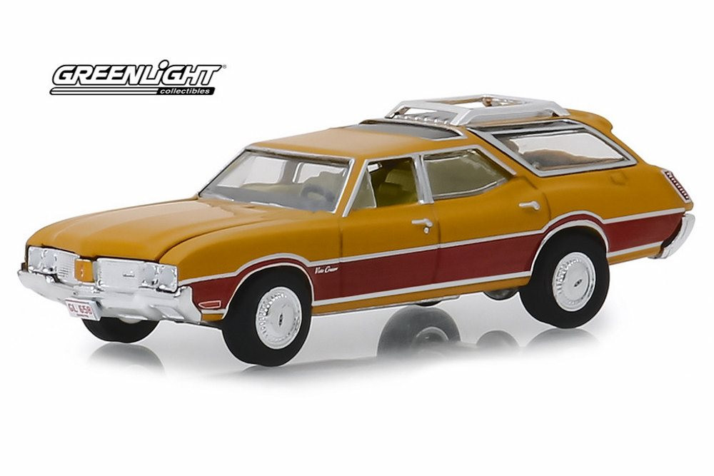 1970 Oldsmobile Vista Cruiser, Nugget Gold and Wood Grain - Greenlight 29950/48 - 1/64 Scale Diecast Model Toy Car