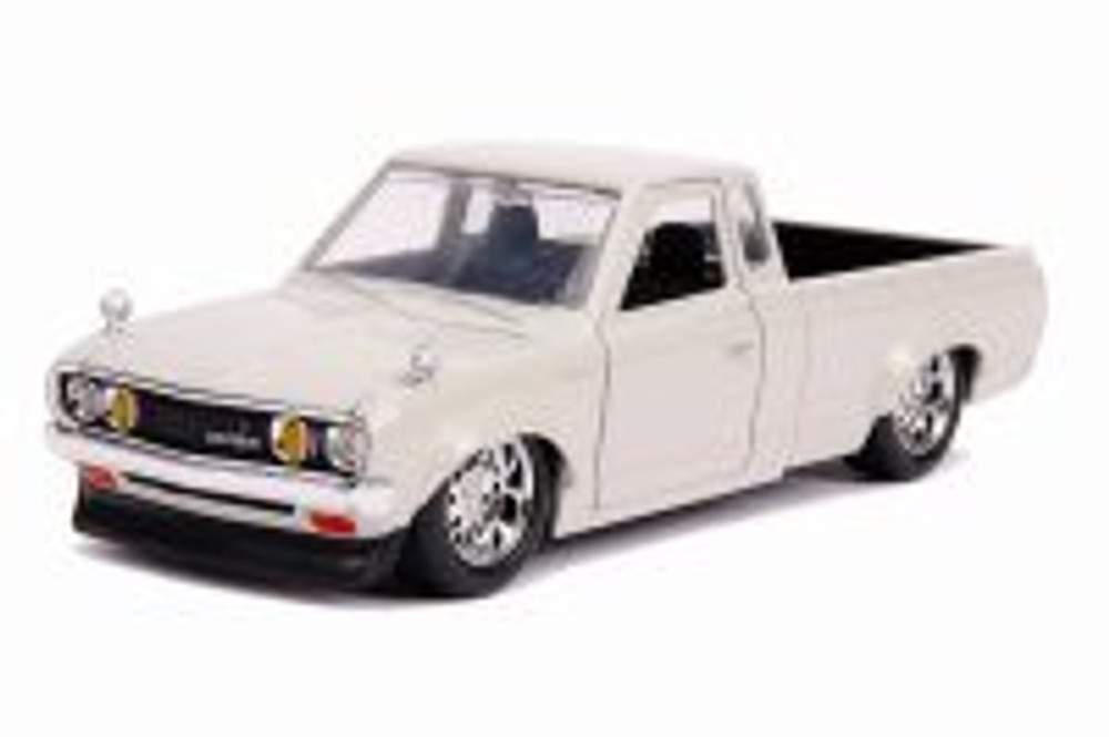 1/24？　1972 DATSUN 620 PICKUP 1972 Datsun 620 Pickup 1:24 Scale Diecast Model (No Window