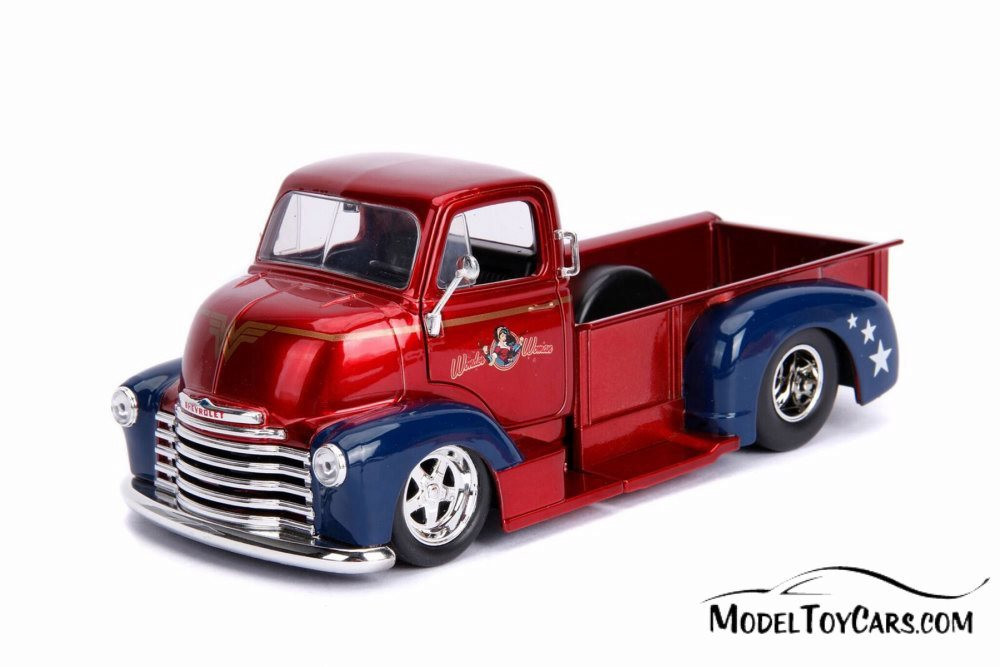 ミニカー 1:24 1952 CHEVY COE PICKUP &amp; WONDERWOMAN 1952 Chevrolet Coe Pickup Truck W Wonder Woman DC Comics