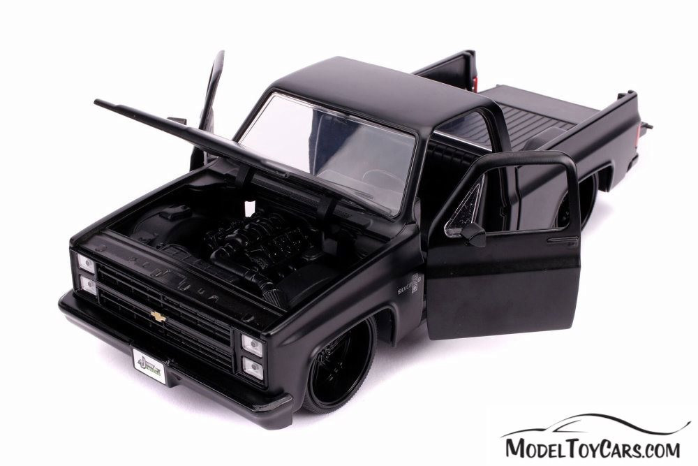 ミニカー JADA Mijo 1/24 1985 CHEVROLET C10 BLACK 1985 Chevy C10 Custom Pickup, Black - Jada 31624DP1 - 1/24 scale