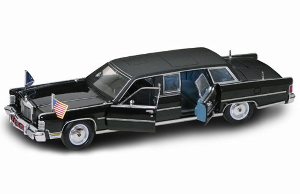 1972 Lincoln Continental Reagan Car w/ flags, Black - Road Signature 24068  - 1/24 Scale Diecast Model Toy Car