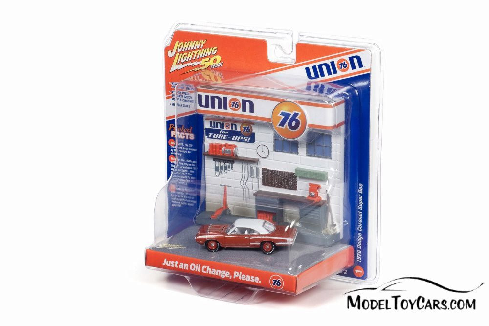 1970 Dodge Coronet Super Bee and Union 76 Interior Gas Station Facade, Red - Round 2 JLDR007/24 - 1/64 scale Diecast Model Toy Car