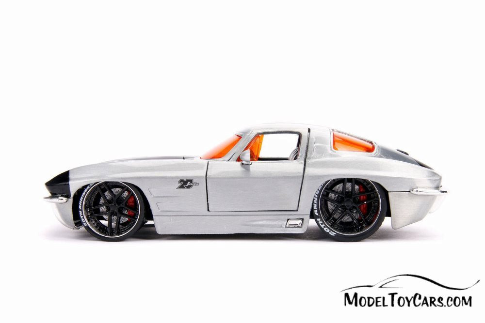 1963 Chevy Corvette Sting Ray Hardtop w/Diecast Mosaic Tile, Silver - Jada 31079 - 1/24 Diecast Car