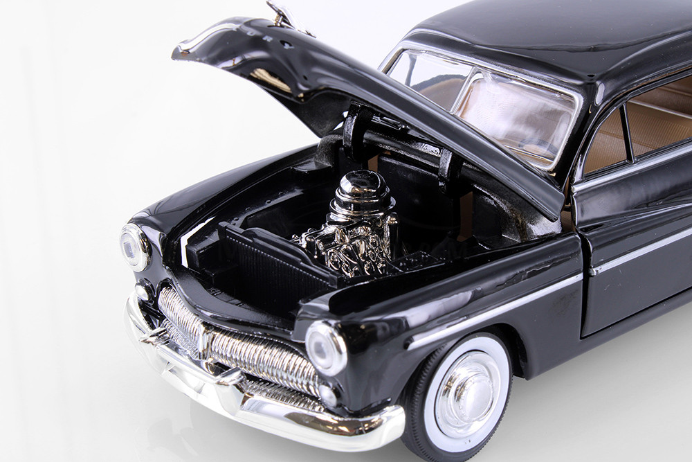 MOTORMAX Modellauto Ford Mercury 1949 Coupe Schwarz - 1:24 Oldtimer Mit öffnenden Türen