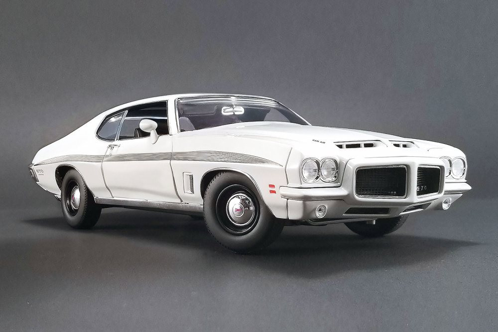 1972 Pontiac LeMans GTO Hard Top, Cameo White - Acme 1801211 - 1/18 scale Diecast Model Toy Car