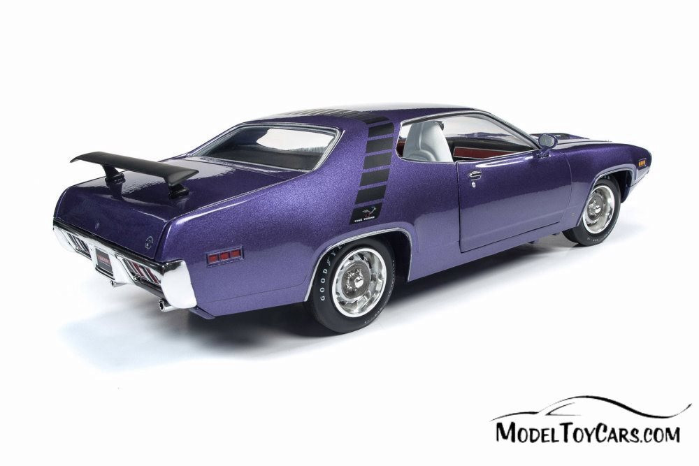 1971 Plymouth Road Runner Hardtop, Violet - Auto World AMM1182 - 1/18 scale Diecast Model Toy Car