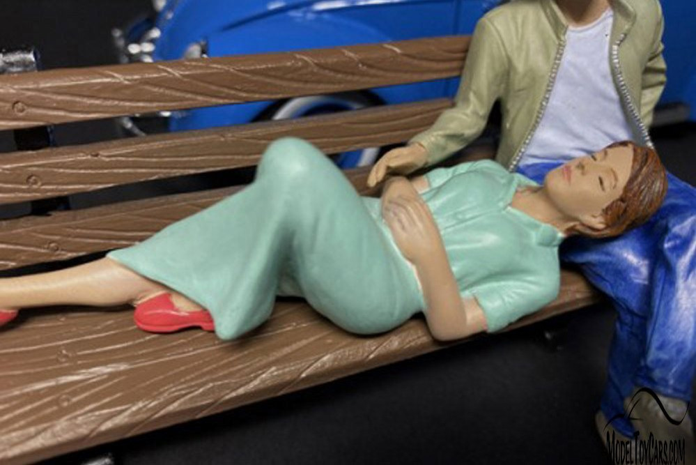 Sitting Lovers Figure II, Green - American Diorama 38231 - 1/18 scale Figurine - Diorama Accessory