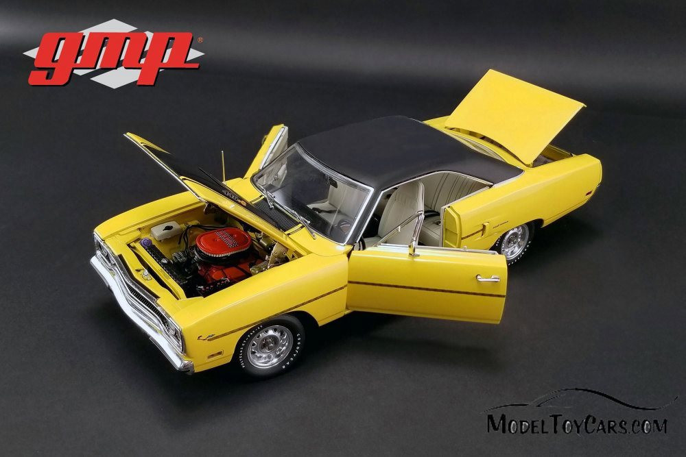 1970 Plymouth Road Runner with "The Loved Bird" Road Runner Air Grabber Figure, Yellow and Black - GMP 18924 - 1/18 scale Diecast Model Toy Car