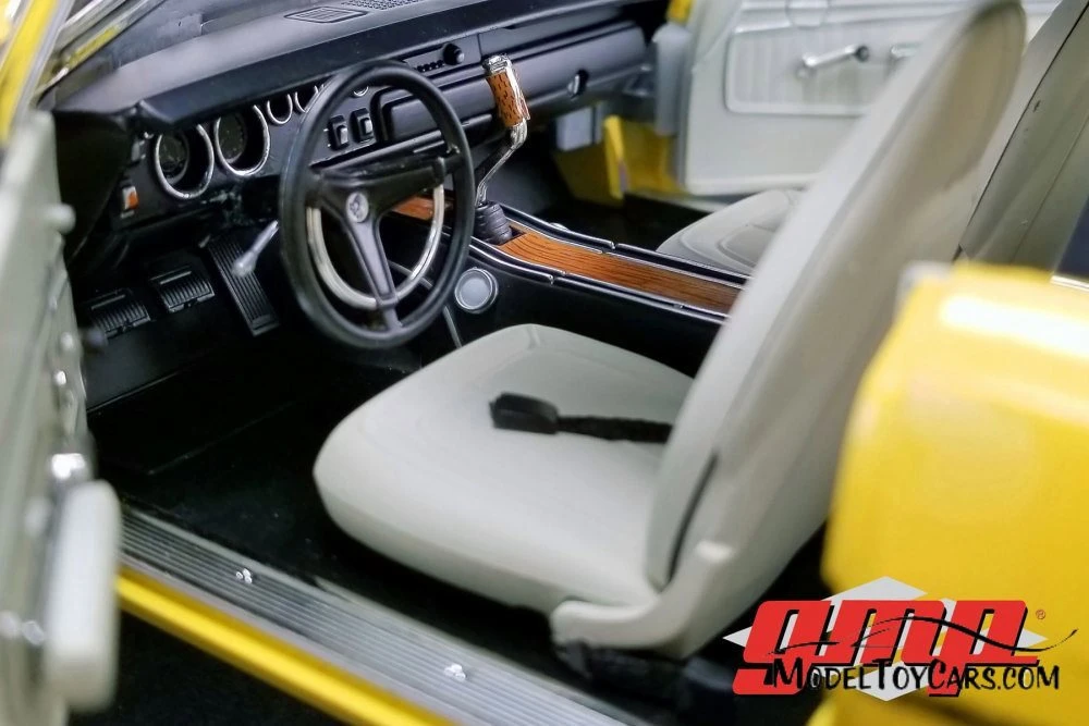 1970 Plymouth Road Runner with "The Loved Bird" Road Runner Air Grabber Figure, Yellow and Black - GMP 18924 - 1/18 scale Diecast Model Toy Car