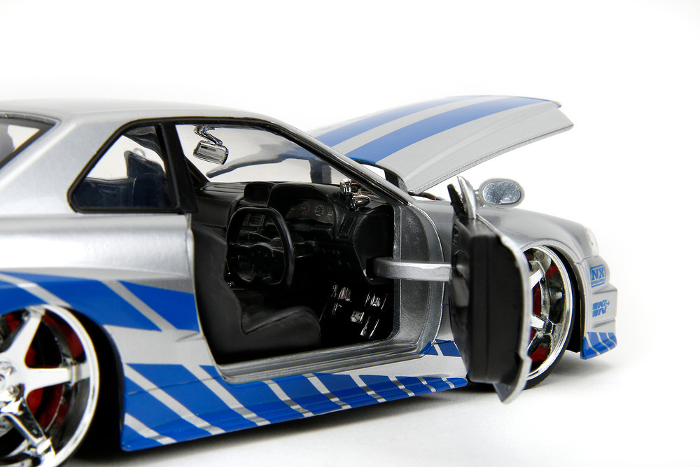 GT-R Skyline Fairladwy 1/24 スケールモデル　11種 Amazon.com: True Scale Miniatures Model Car Compatible with Nissan