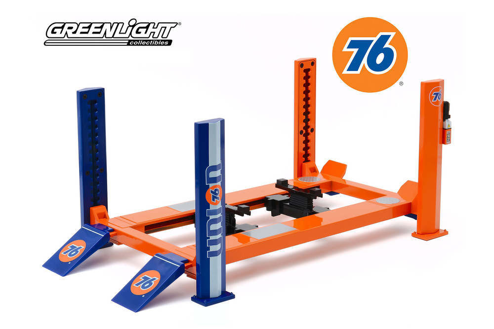 ミニカー GREENLIGHT 1:18 Four-Post Lift Greenlight 1:18 Adjustable Four-Post Lift (Blue) - M & J