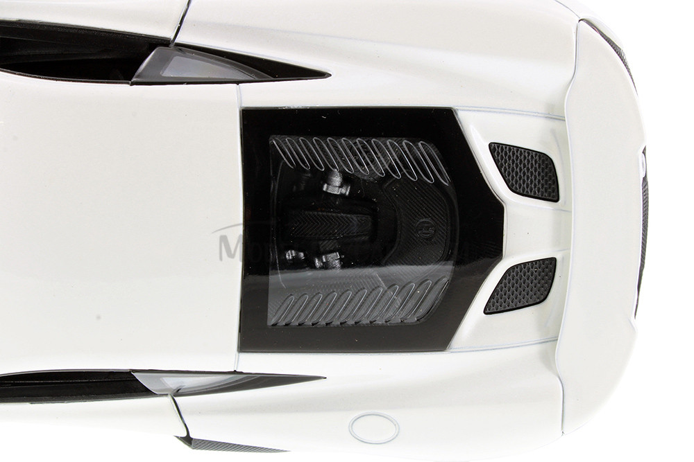 McLaren 675LT Hardtop, White - Welly 24089/4D - 1/24 scale Diecast