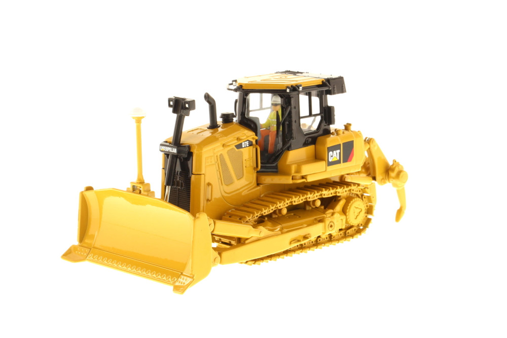Caterpillar D7E Track-Type Tractor with Operator, Yellow - Diecast Masters 85224C - 1/50 scale Diecast Model Vehicle