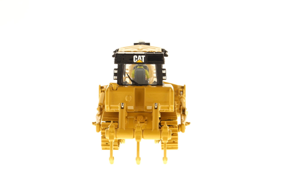 Caterpillar D7E Track-Type Tractor with Operator, Yellow - Diecast Masters 85224C - 1/50 scale Diecast Model Vehicle